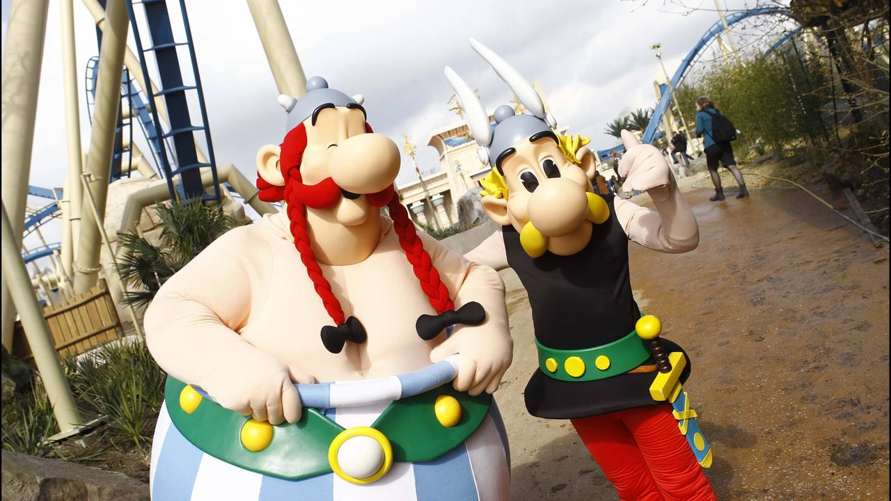 Obelix und Asterix vor dem Eingang der Achterbahn Oziris im Vergnügungspark Parc Asterix in Paris.