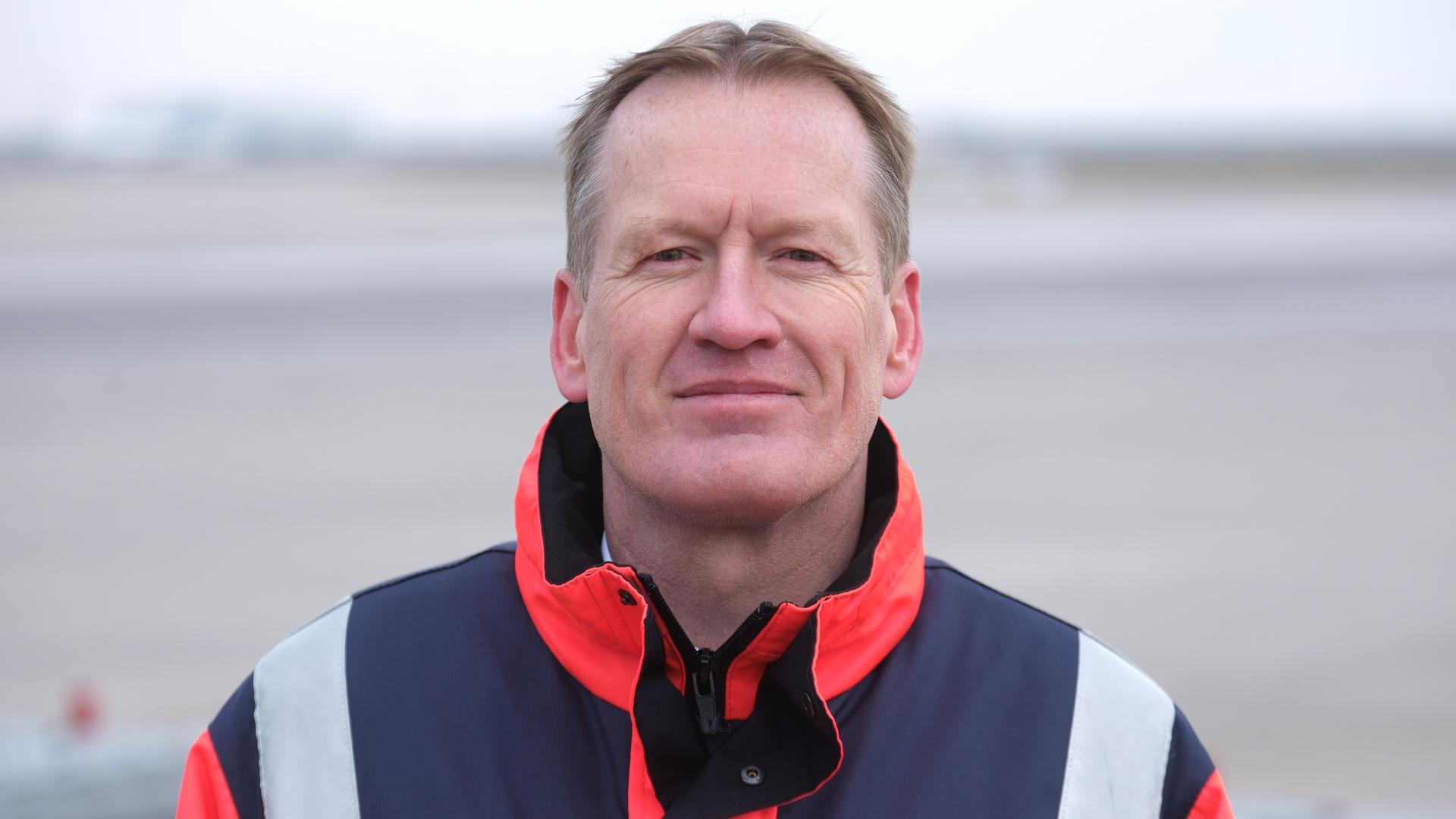 Christian Reuter, Generalsekretär des Deutschen Roten Kreuzes (DRK), steht am Flughafen Leipzig-Halle. 