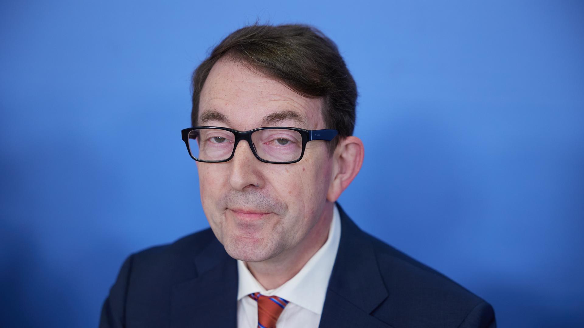 Winfried Kluth, Ratsmitglied beim Sachverständigenrat für Integration und Migration (SVR), spricht vor blauem Hintergrund. Winfried Kluth, Ratsmitglied beim Sachverständigenrat für Integration und Migration (SVR), spricht vor blauem Hintergrund.