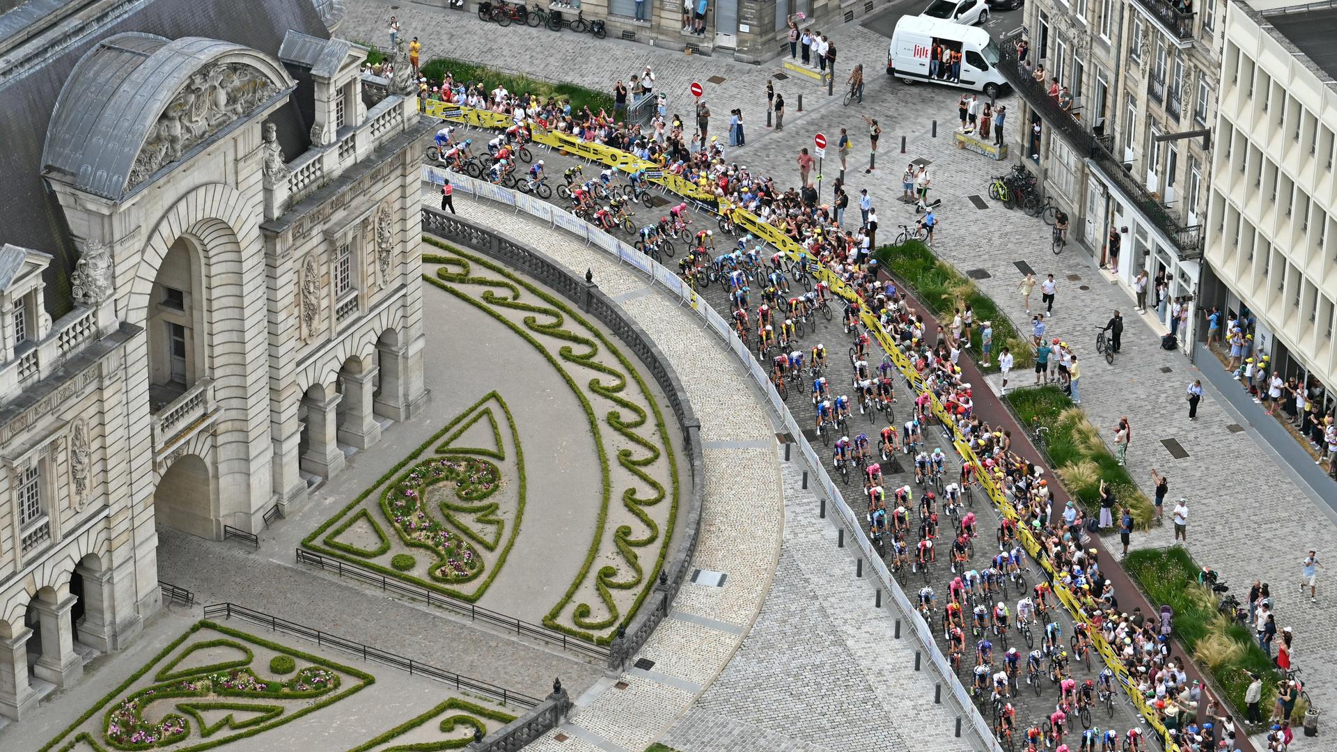 Die Tour de France führt am imposanten Porte de Paris in Lille vorbei.