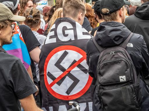 Eine Gegendemo gegen eine Demonstration von Rechtsextremen