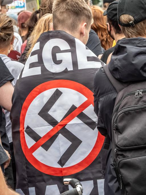 Eine Gegendemo gegen eine Demonstration von Rechtsextremen