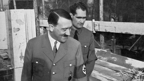 Adolf Hitler und Rudolf Heß im Jahr 1936 in München