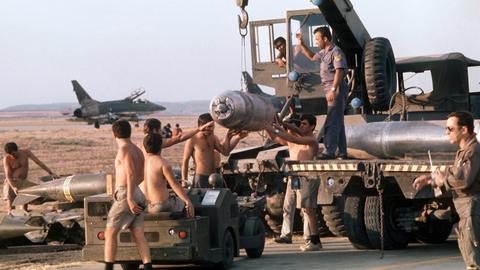 Türkische Invasionstruppen auf dem Flughafen von Adana im August 1974. Männer mit nacktem Oberkörper mit schwerem militärischem Gerät. Am 13. Februar 1975 wurde der, nur von der Türkei anerkannte, "Türkische Föderationsstaat von Zypern" ausgerufen, dessen Präsident Rauf Denktasch am 15. November 1983 die "Türkische Republik Nordzypern" proklamierte und damit die Teilung der Insel faktisch festlegte.