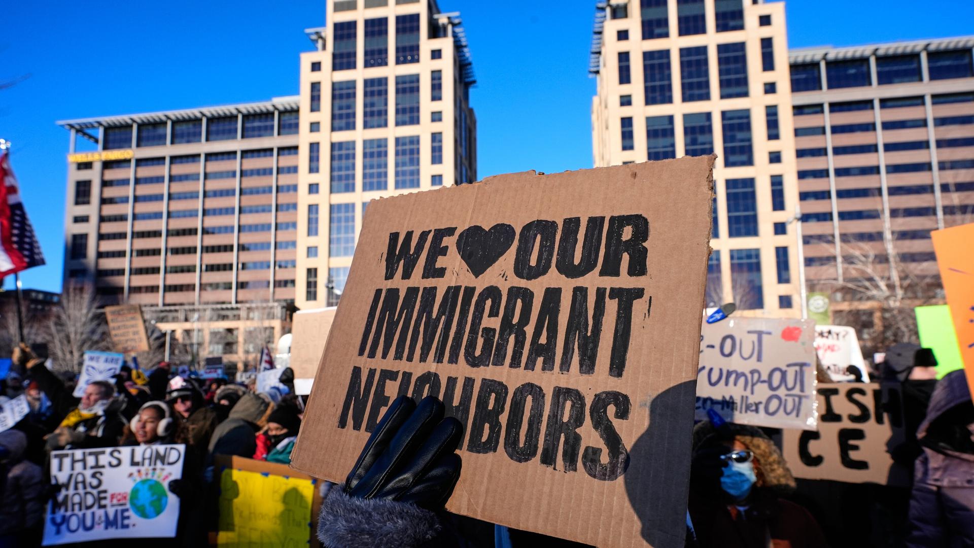 Menschen versammeln sich während einer Demonstration am Freitag, 30. Januar 2026, in Minneapolis. Auf einem Schild steht "We love our immigrant neighbours" Menschen versammeln sich während einer Demonstration am Freitag, 30. Januar 2026, in Minneapolis. Auf einem Schild steht "We love our immigrant neighbours"