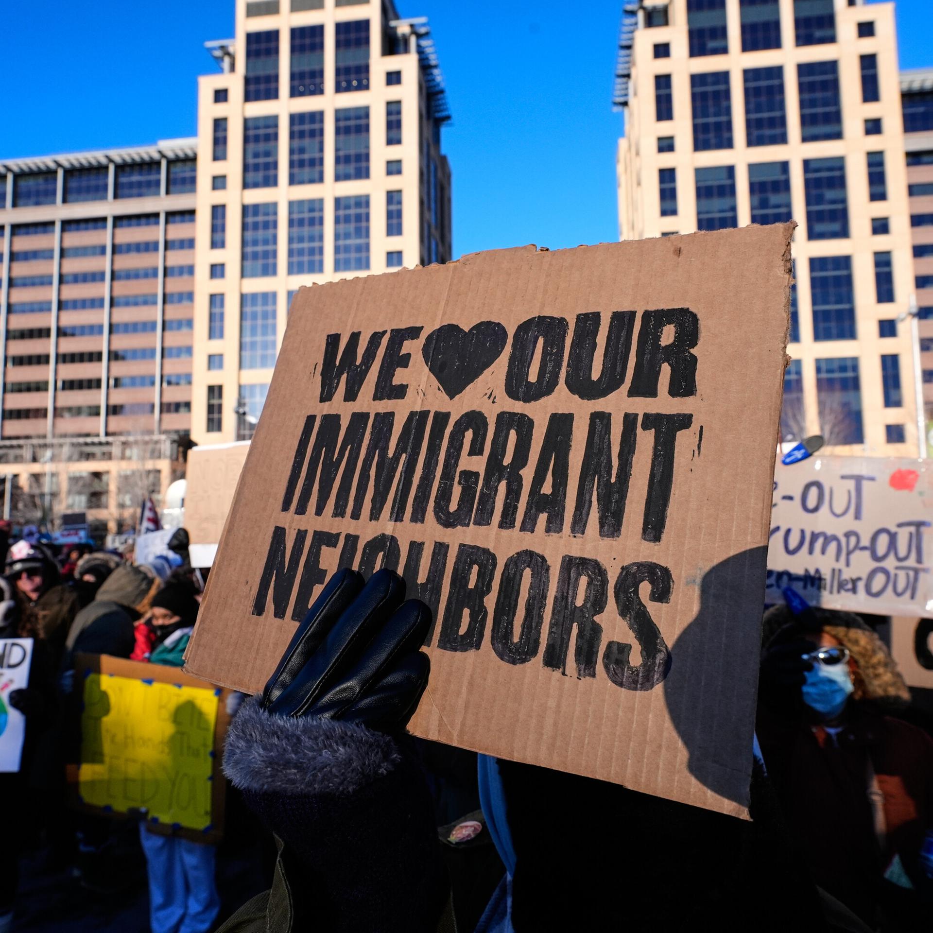 Menschen versammeln sich während einer Demonstration am Freitag, 30. Januar 2026, in Minneapolis.