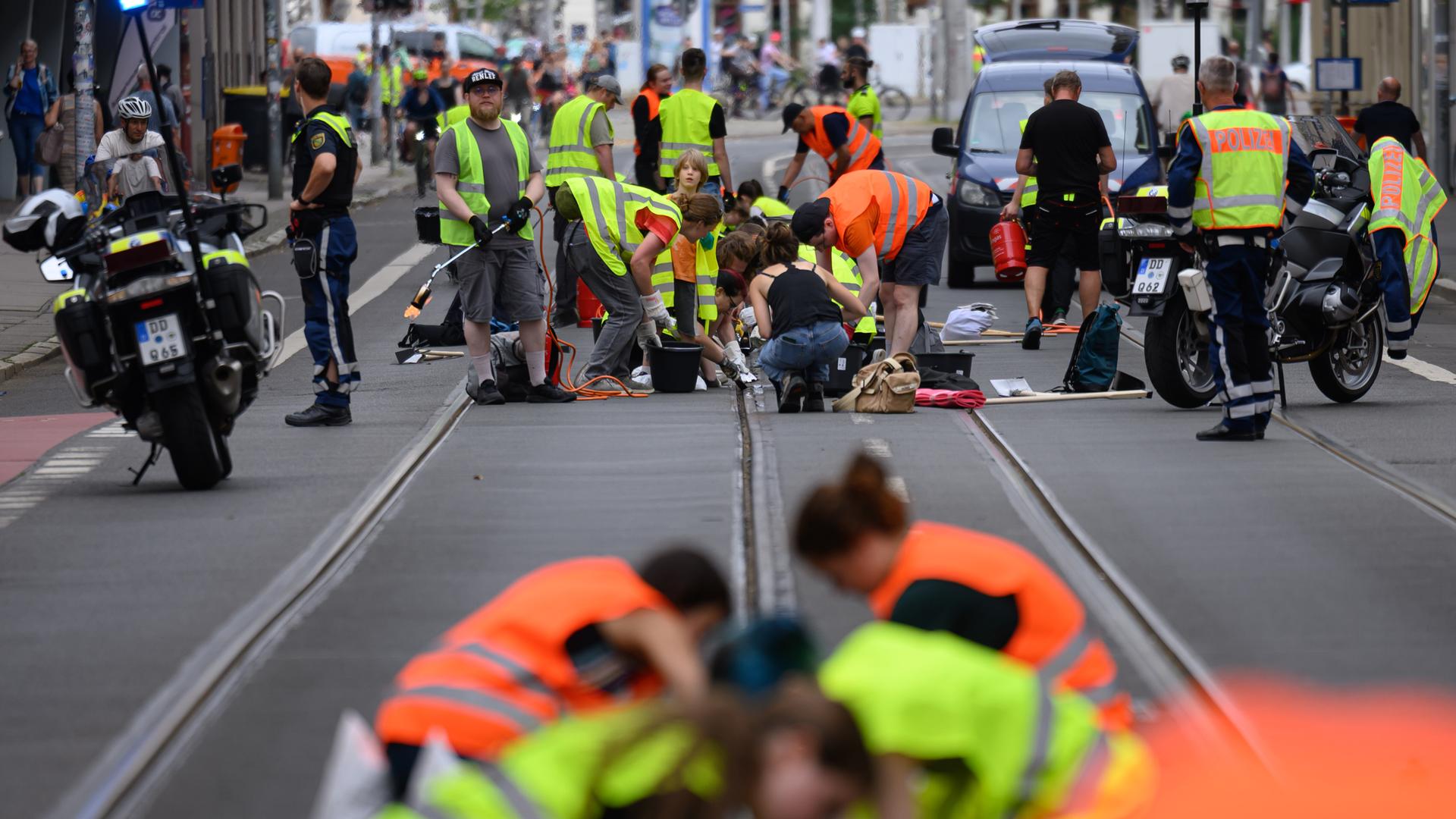 Freiwillige Helferinnen und Helfer befreien im Zentrum Straßenbahnschienen von verklebter Fugenmasse in Leipzig. Freiwillige Helferinnen und Helfer befreien im Zentrum Straßenbahnschienen von verklebter Fugenmasse in Leipzig.