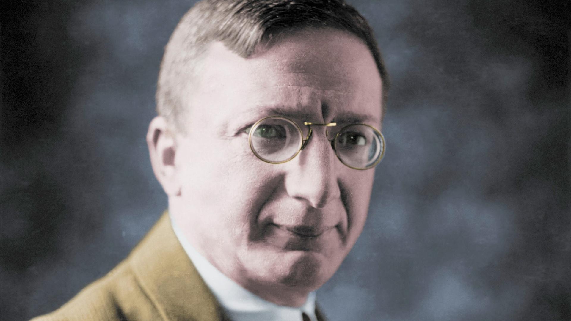 Mann mit Nickelbrille und strengem Scheitel