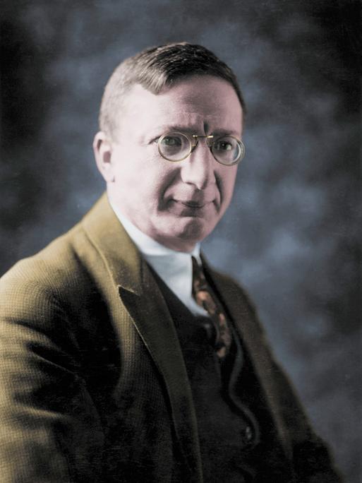 Mann mit Nickelbrille und strengem Scheitel