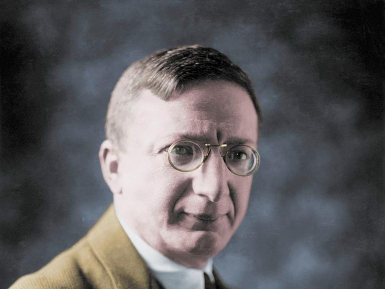Mann mit Nickelbrille und strengem Scheitel