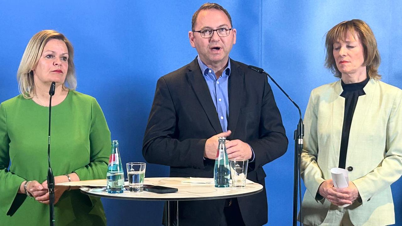 Frank Werneke, Vorsitzender der Vereinten Dienstleistungsgewerkschaft Verdi, steht zwischen Nancy Faeser, Bundesinnenministerin, und Karin Welge, Präsidentin der Vereinigung der kommunalen Arbeitgeberverbände.