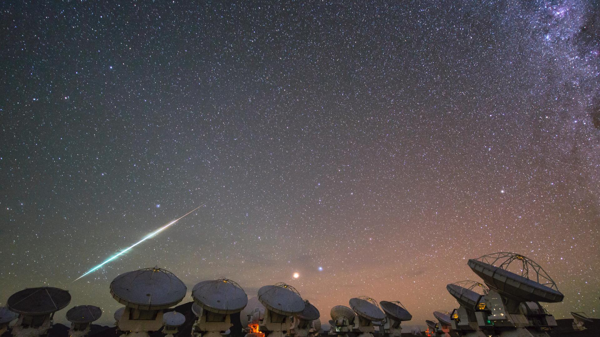 Eine spektakuläre Sternschnuppe über der Teleskopanlage ALMA im Norden Chiles – so hell werden die meisten Geminiden nicht. (ESO/C.Malin)
Eine spektakuläre Sternschnuppe über der Teleskopanlage ALMA im Norden Chiles – so hell werden die meisten Geminiden nicht. (ESO/C.Malin)