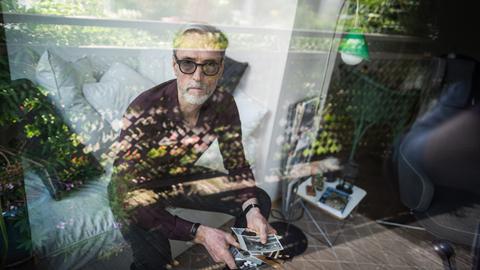 Das Porträt zeigt Peter Keup in seinem Wohnzimmer. In der Hand hält er alte Fotografien. Das Porträt zeigt Peter Keup in seinem Wohnzimmer. In der Hand hält er alte Fotografien.