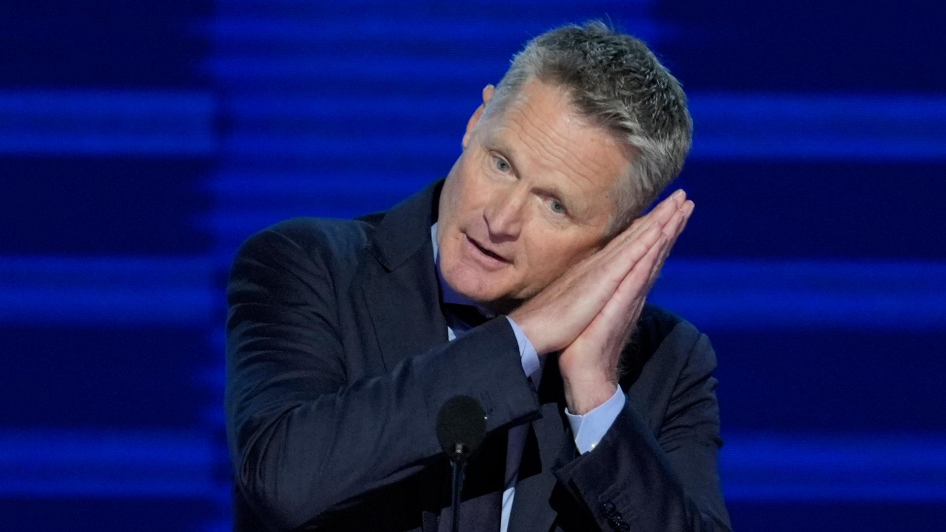 Der US-amerikanische Basketball-Nationaltrainer und Coach der Golden State Warriors, Steve Kerr, spricht beim Parteitag der Demokraten in Chicago.