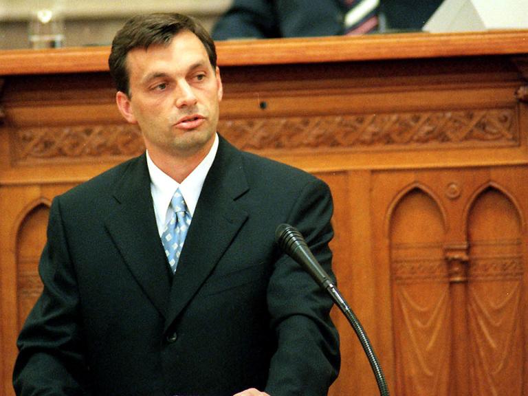 Hungarian Premier-elect, Victor Orban, foreground, President of the Fidesz - Hungarian Civic Party delivering his speech at the first session of the newly elected Hungarian Parliament in Budapest Thursday June 18, 1998. In the background the new Speaker of the Parliament, Janos Ader. (AP Photo/Attila Kovacs)