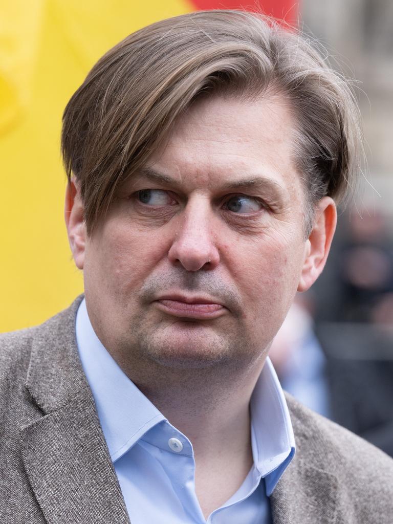 Maximilian Krah, in Sakko und offenem Hemd, nimmt an einer Kundgebung teil.