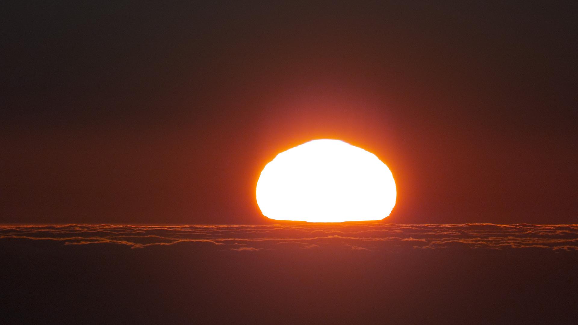 Die Sonne steht nun mehr als die Hälfte des Tages unter dem Horizont.