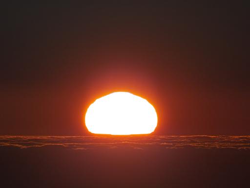 Die Sonne steht nun mehr als die Hälfte des Tages unter dem Horizont.