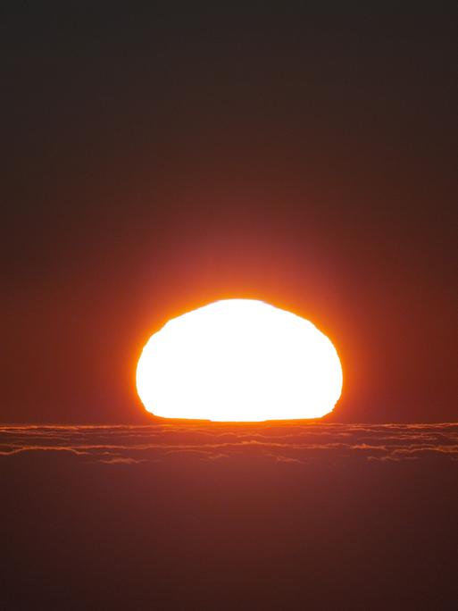 Die Sonne steht nun mehr als die Hälfte des Tages unter dem Horizont.