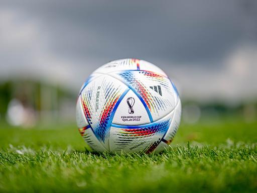 Der Spielball der Fussball Weltmeisterschaft 2022 in Katar Al-Rihla und Spielball des DFB Pokalfinales 2022 in Berlin.