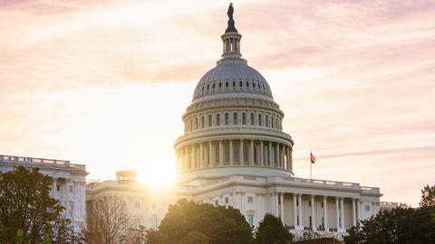 Sonnenuntergang hinter dem Kapitolgebäude der Vereinigten Staaten in Washington DC