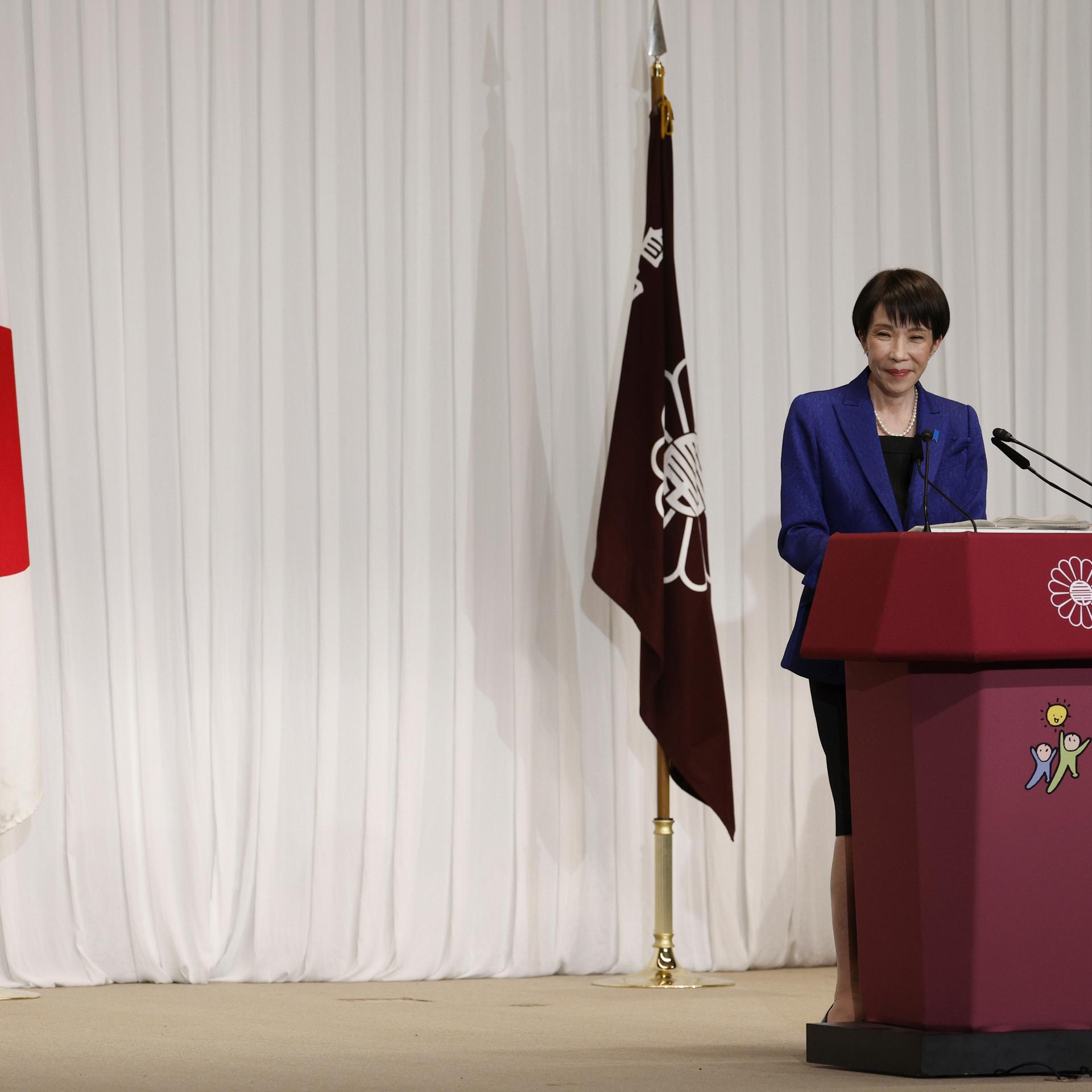 Japans Ministerpräsidentin Takaichi steht hinter einem Rednerpult.