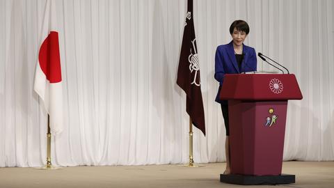 Japans Ministerpräsidentin Takaichi steht hinter einem Rednerpult.