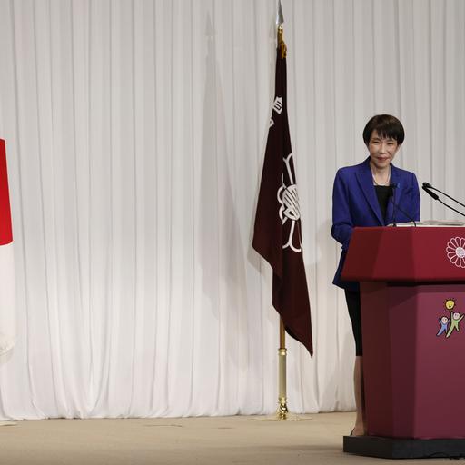 Japans Ministerpräsidentin Takaichi steht hinter einem Rednerpult.