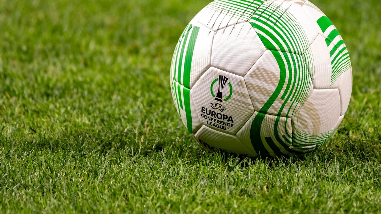 Ein Ball in der UEFA Europa Conference League