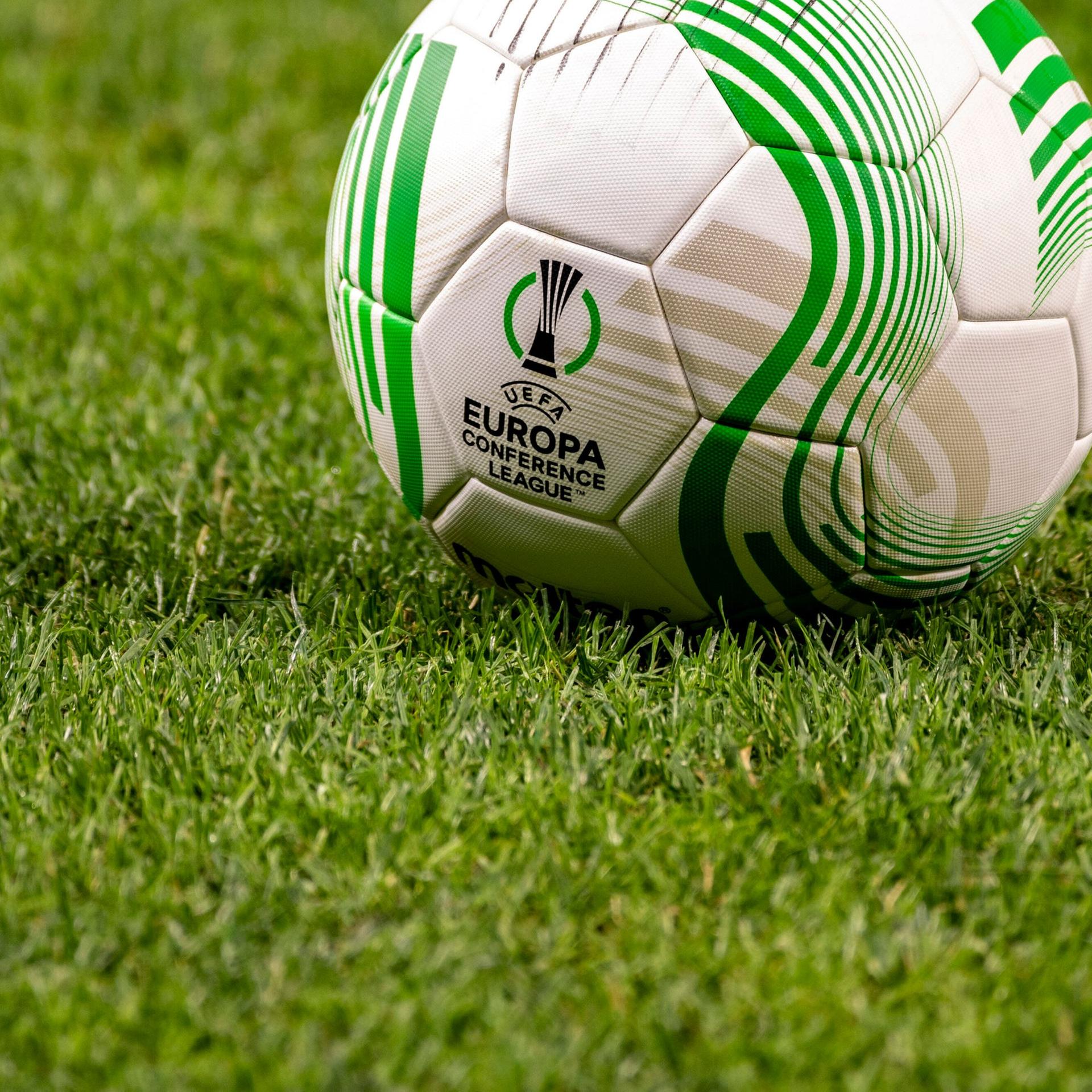 Ein Ball in der UEFA Europa Conference League
