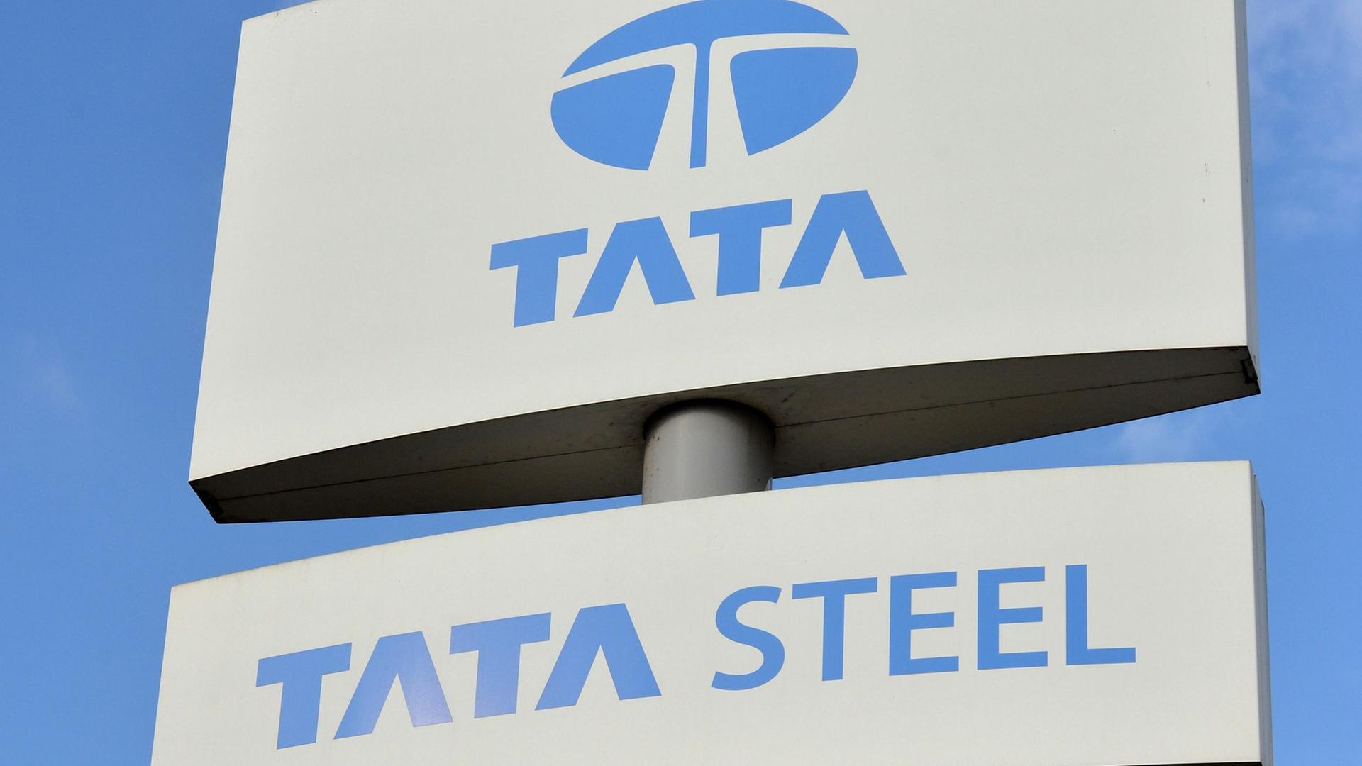 Das Logo von Tata Steel vor blauem Himmel