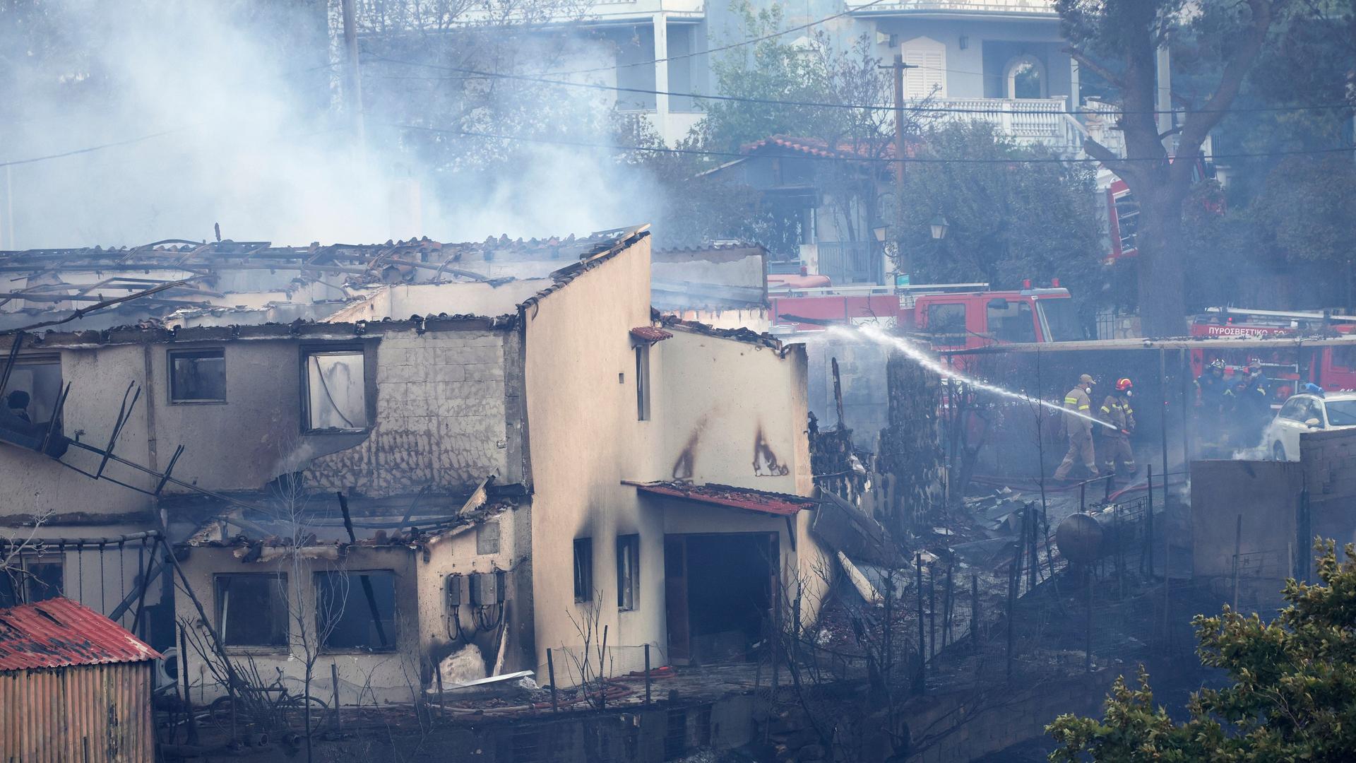 Ein vom Feuer zerstörtes Haus in einem Vorort von Athen