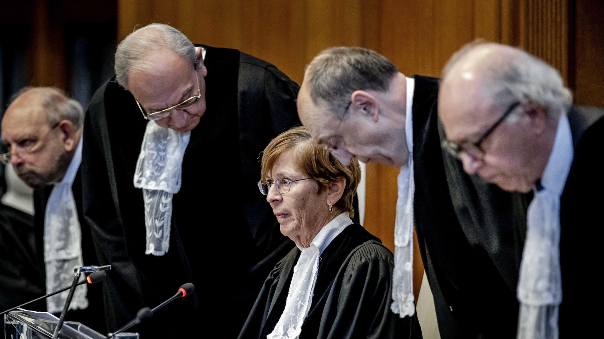 Präsidentin Donoghue (2. v. l.) und andere Richter während des Urteils des Internationalen Gerichtshofs (IGH) zum israelischen Vorgehen in Gaza. 