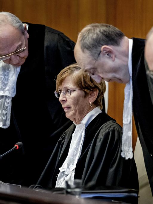 Präsidentin Donoghue (2. v. l.) und andere Richter während des Urteils des Internationalen Gerichtshofs (IGH) zum israelischen Vorgehen in Gaza. 