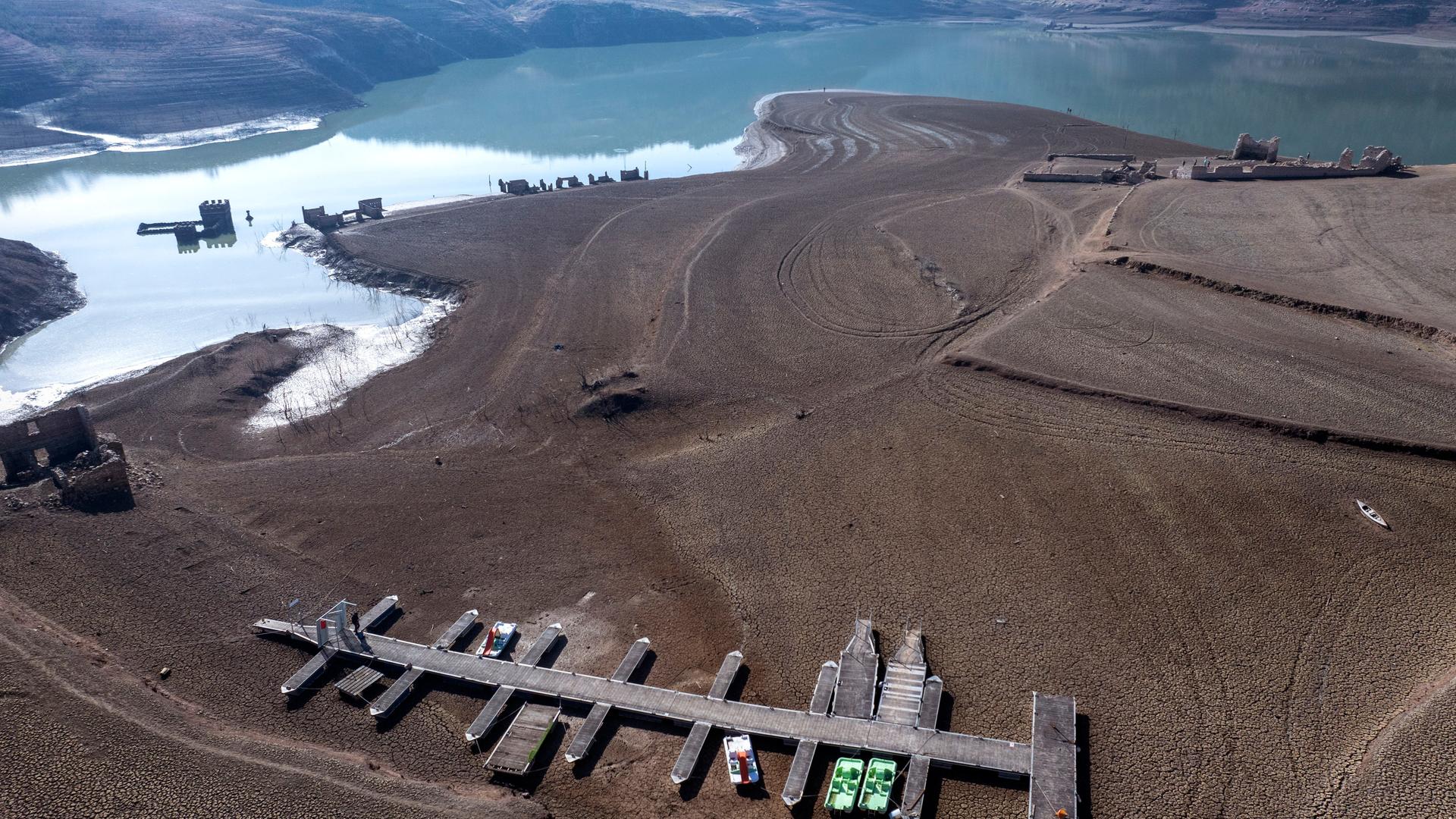 Vilanova de Sau: Blick auf den Sau-Stausee, der nur noch fünf Prozent seines Fassungsvermögens hat.