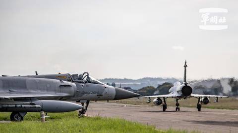Kampfflugzeuge der taiwanesischen Streitkräfte auf einer Luftwaffenbasis