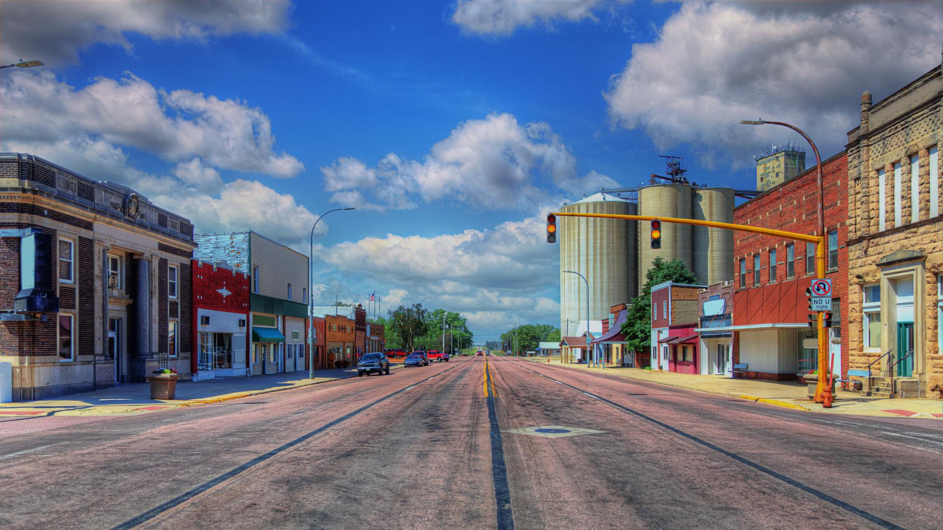 Die Hauptstrasse des Ortes Holstein in Iowa in nördlicher Richtung.