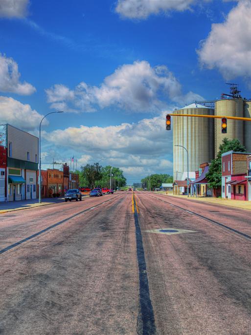 Die Hauptstrasse des Ortes Holstein in Iowa in nördlicher Richtung.