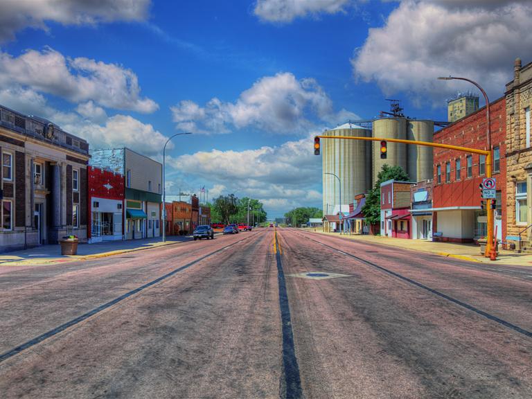 Die Hauptstrasse des Ortes Holstein in Iowa in nördlicher Richtung.