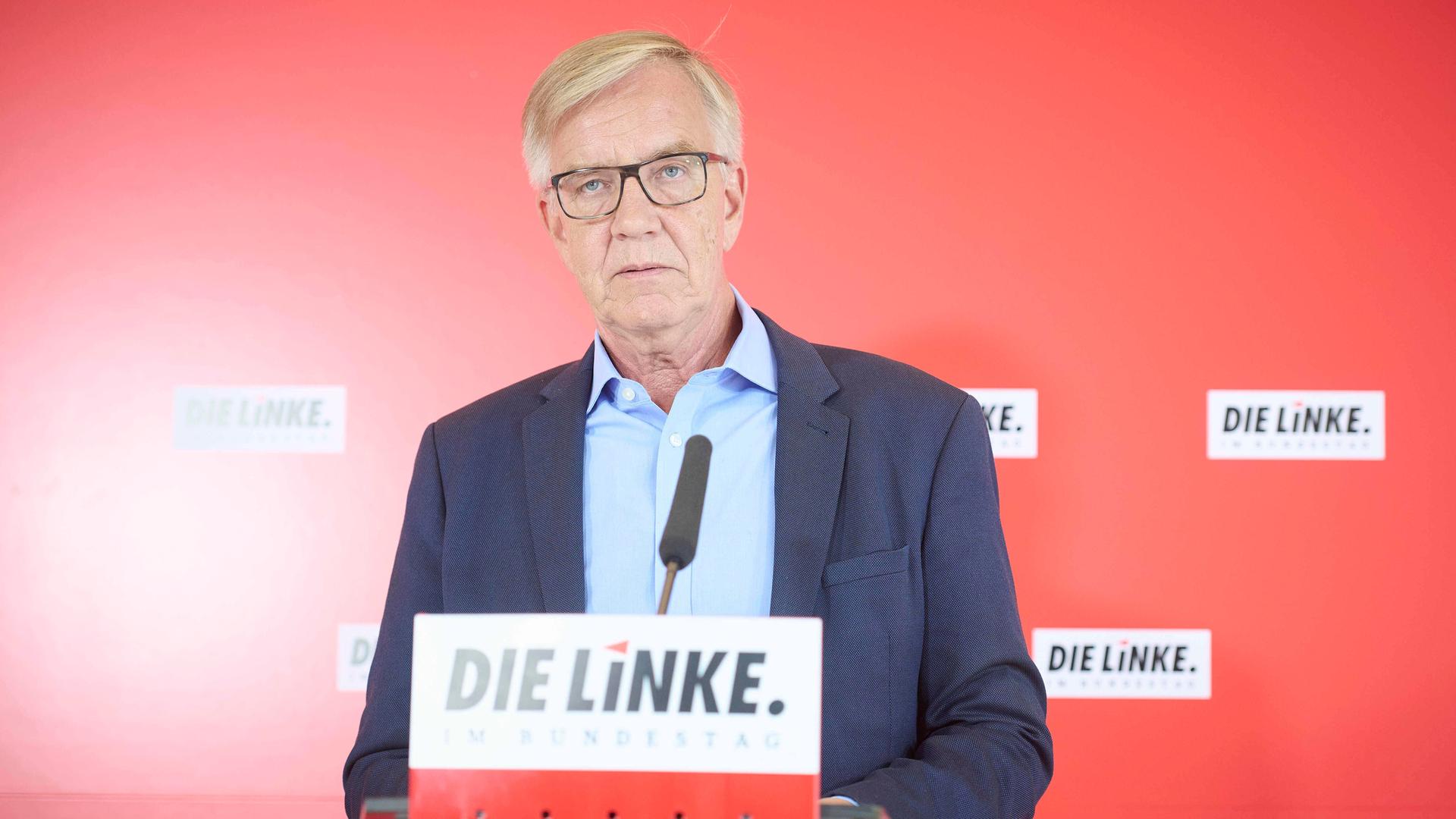 Dietmar Bartsch, Fraktionsvorsitzender Die Linke im Bundestag, steht an einem Rednerpult mit Mikrofon