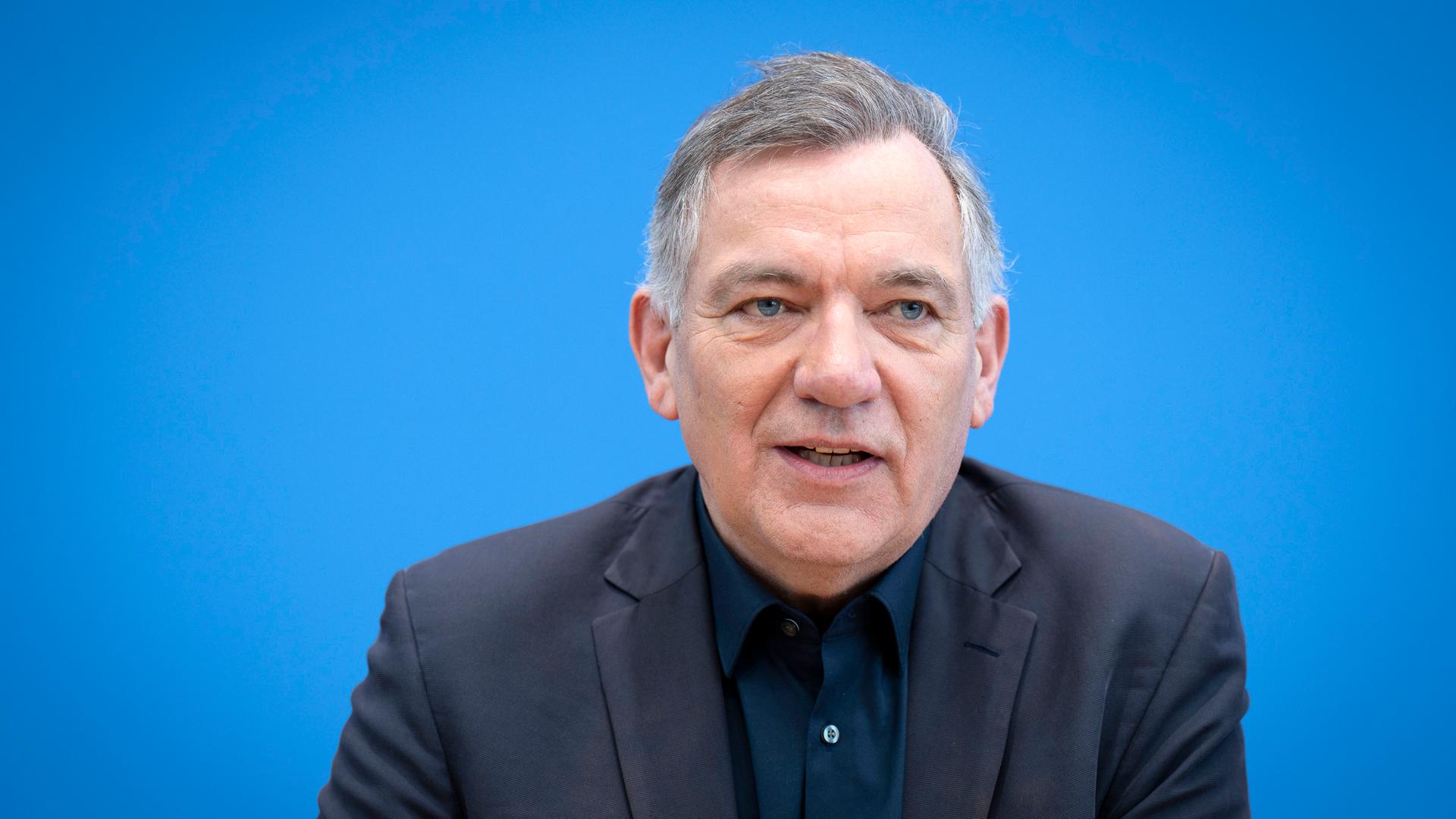 Jan van Aken bei der Bundespressekonferenz Die Linke - Zu den Bundestagswahlen im Haus der Bundespressekonferenz. Berlin, 24.02.2025
