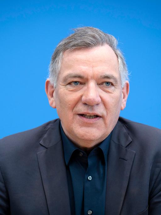 Jan van Aken bei der Bundespressekonferenz Die Linke - Zu den Bundestagswahlen im Haus der Bundespressekonferenz. Berlin, 24.02.2025