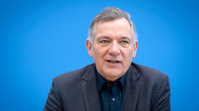 Jan van Aken bei der Bundespressekonferenz Die Linke - Zu den Bundestagswahlen im Haus der Bundespressekonferenz. Berlin, 24.02.2025