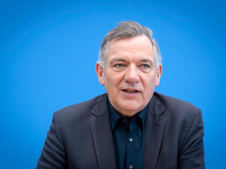 Jan van Aken bei der Bundespressekonferenz Die Linke - Zu den Bundestagswahlen im Haus der Bundespressekonferenz. Berlin, 24.02.2025
