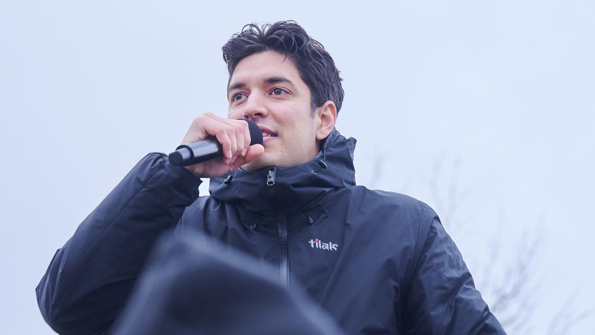 Artur Kasper, alias Apsilon, Influencer und Sänger, singt während der Demonstration gegen Rechts auf einer Bühne.