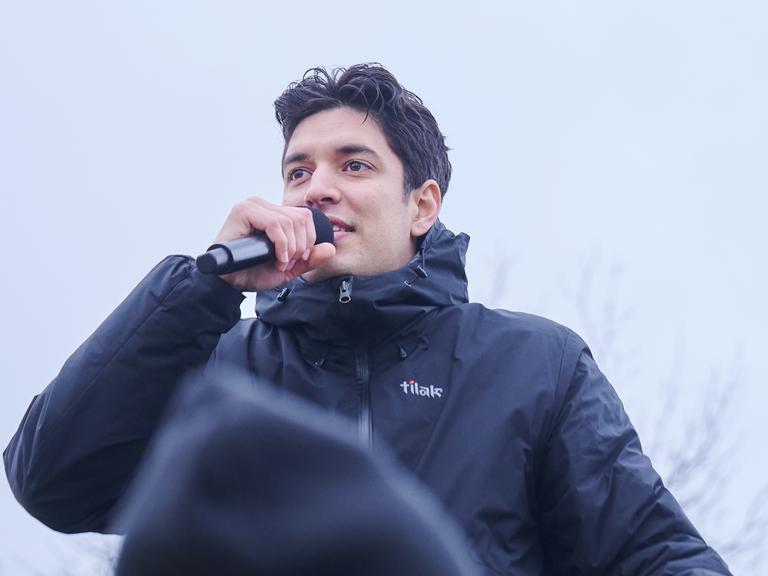 Artur Kasper, alias Apsilon, Influencer und Sänger, singt während der Demonstration gegen Rechts auf einer Bühne.