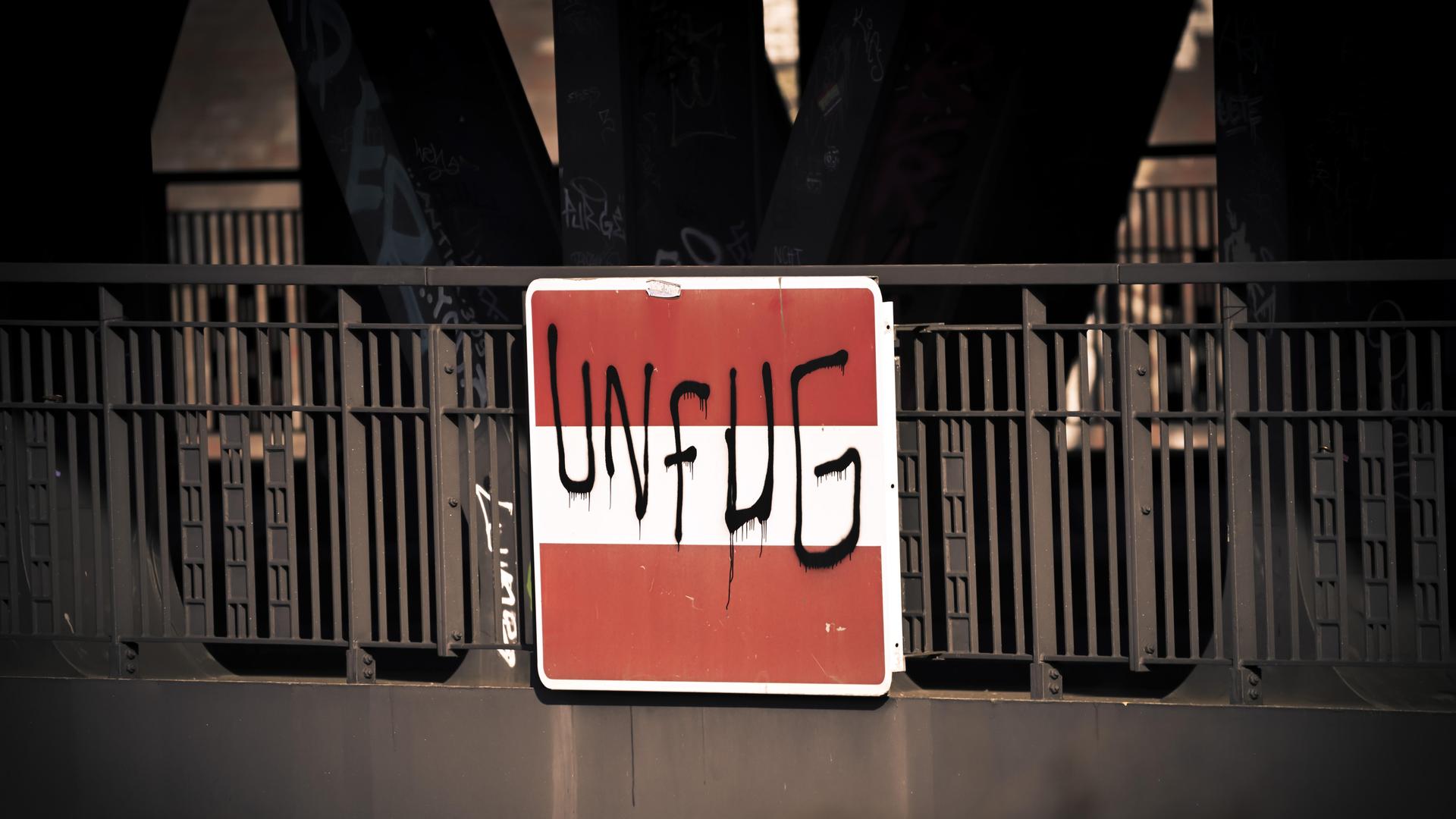 Auf ein Schild an der Oberhafenbrücke von Hamburg wurde der Schriftzug Unfug gesprüht. 