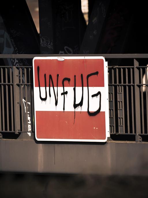 Auf ein Schild an der Oberhafenbrücke von Hamburg wurde der Schriftzug Unfug gesprüht. 