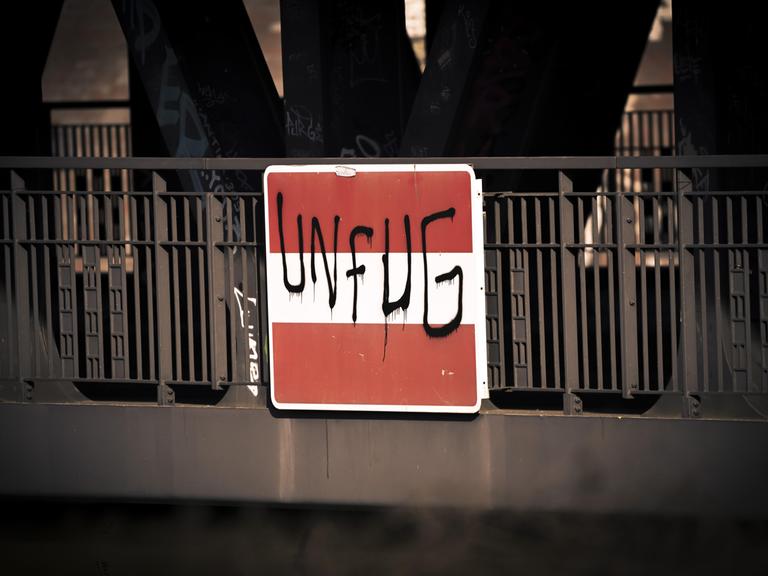 Auf ein Schild an der Oberhafenbrücke von Hamburg wurde der Schriftzug Unfug gesprüht. 