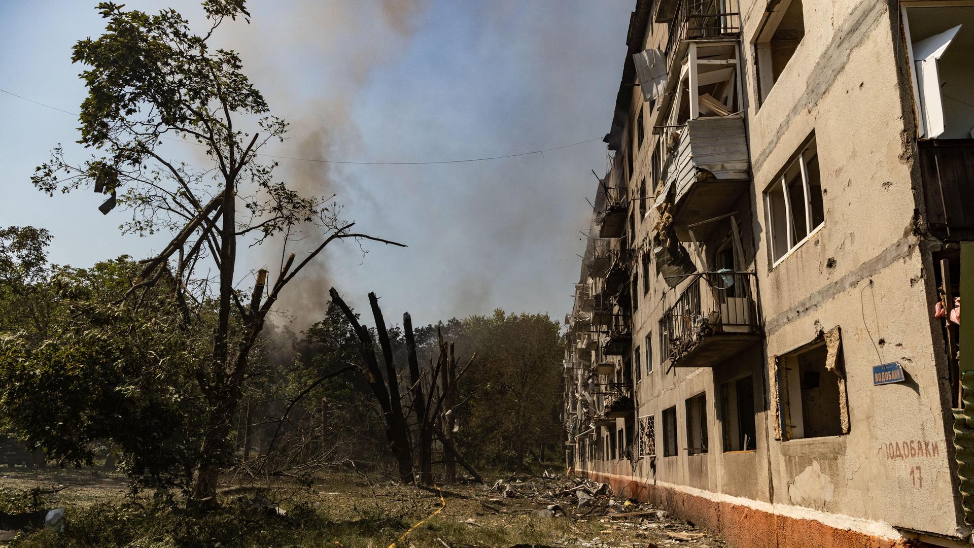 Nach einem russischen Luftangriff in Kramatorsk, Ukraine, steigt eine Rauchsäule über einem Wohngebiet mit einem zerstörten Wohnhaus auf. Nach einem russischen Luftangriff in Kramatorsk, Ukraine, steigt eine Rauchsäule über einem Wohngebiet mit einem zerstörten Wohnhaus auf.